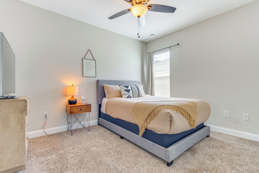 2 Mi to Beach: Bright Navarre Home w/ Fire Pit!