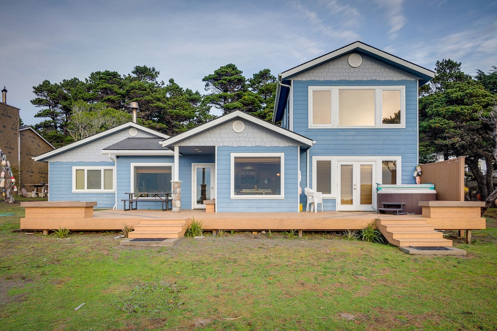 Oceanfront Home in Port Orford: The Lighthouse view 5