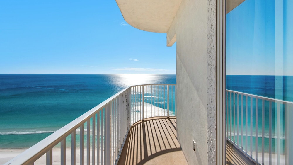 Beachfront Corner Unit w/ Wrap-around Balcony, Close to Attractions!