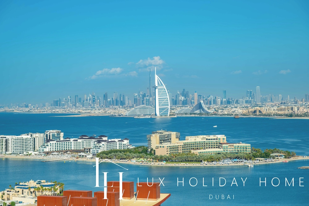 LUX Iconic Views at Palm Tower Studio