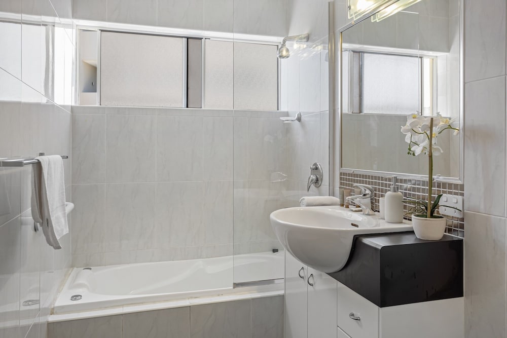 Stylish 3-bed Apartment in Coastal Redcliffe