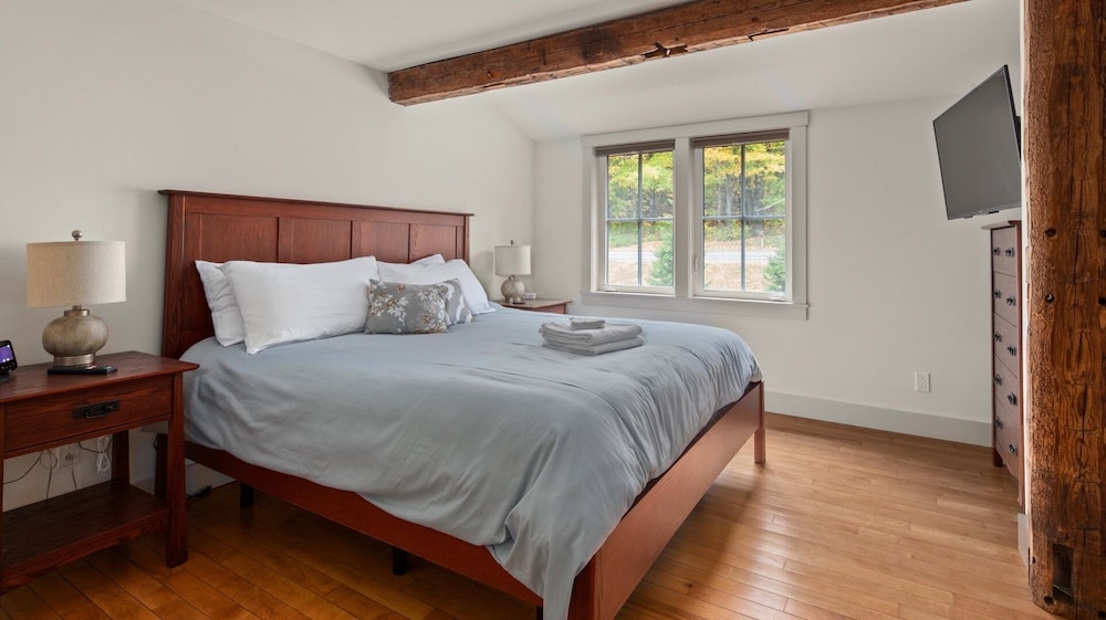 Mad House Rentals 10 Bedroom Lodge by RedAwning view 2