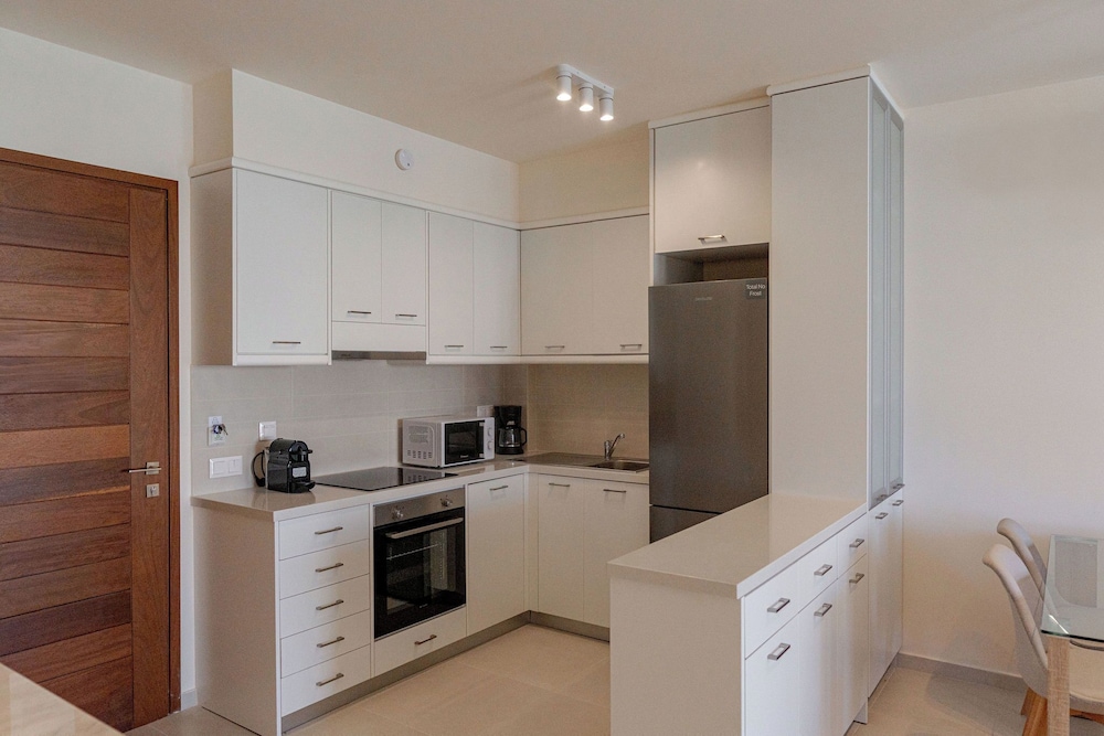 Phaedrus Living: Seaside Thalassa Cretan D101