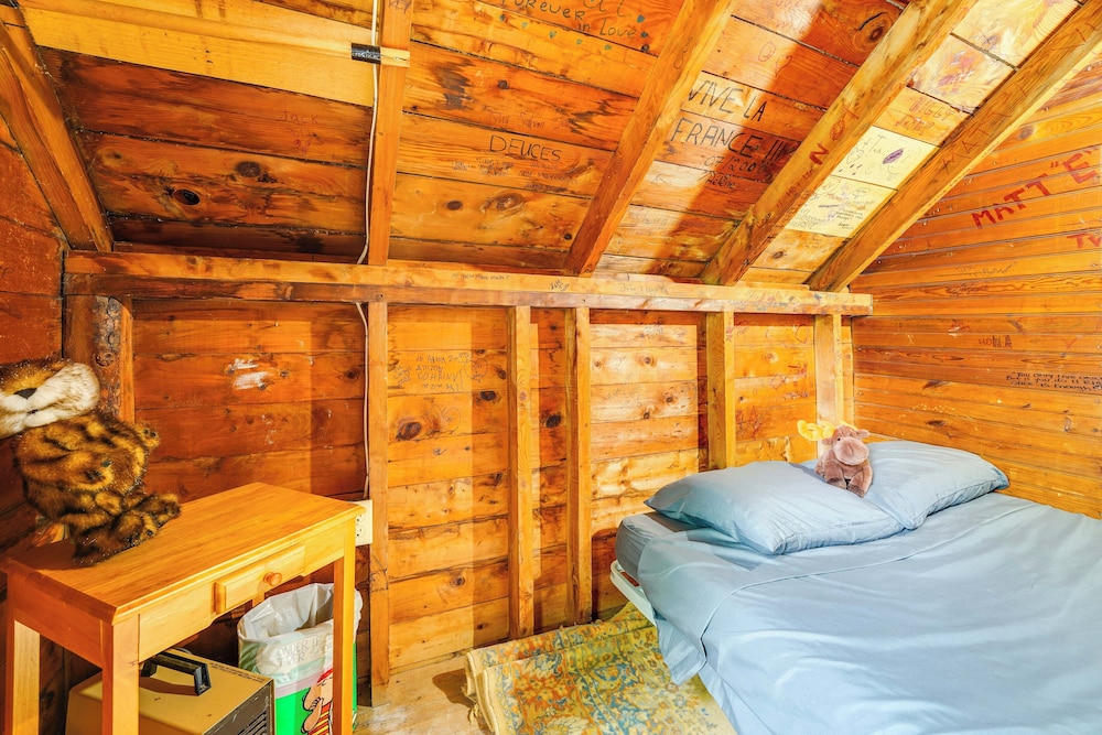 Peaceful Lakefront Maine Cabin w/ Sunset Views