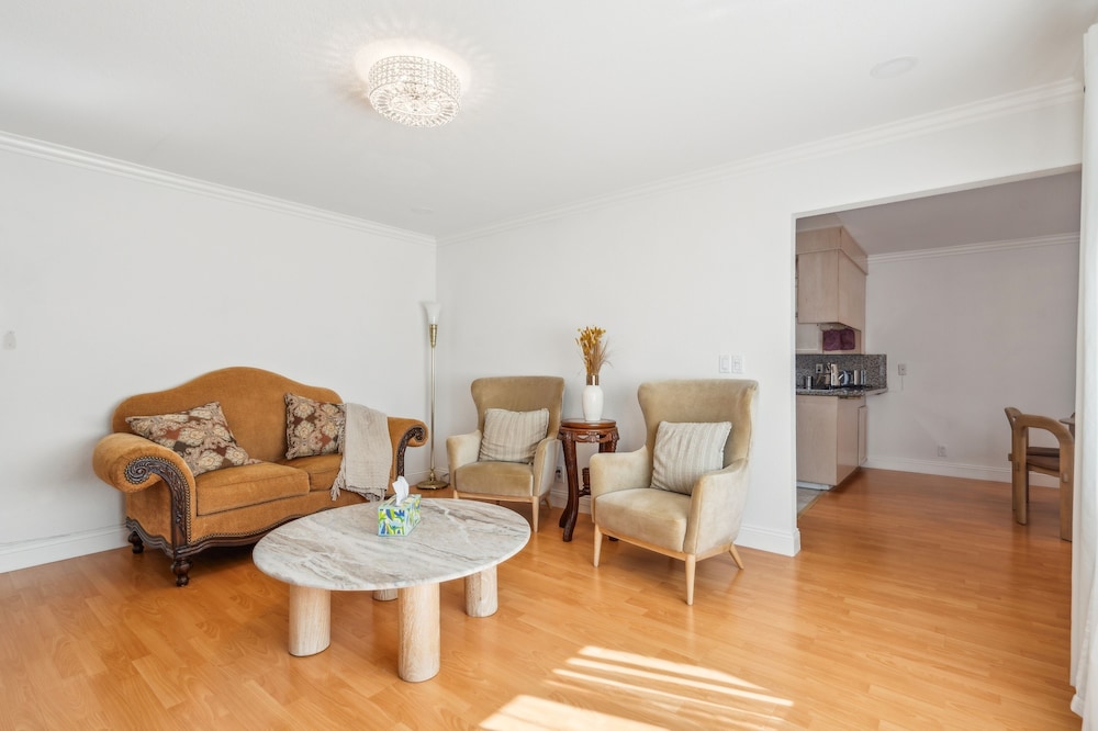 Spacious Mountain View Duplex In Prime Location 3 Bedroom Duplex