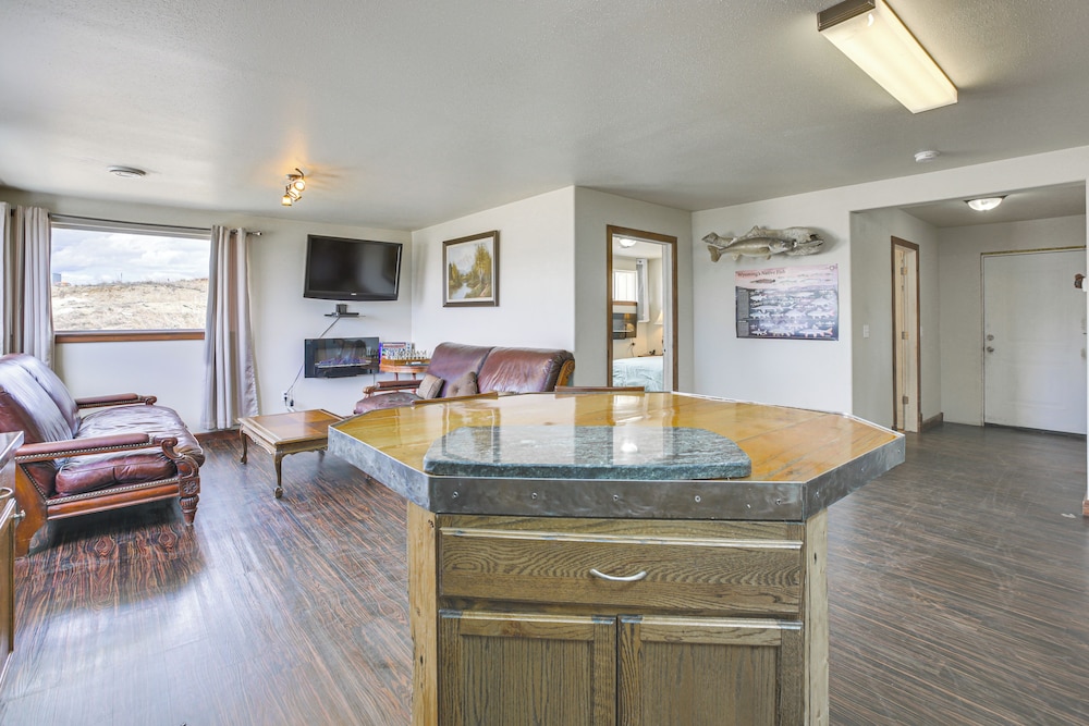 2 Mi to Dtwn Buffalo: Mtn-view Retreat w/ Patio! view 2