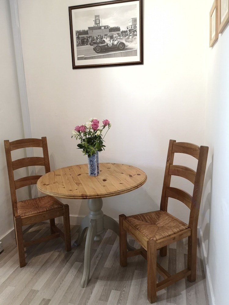 Charming 1-bedroom Apartment Near South Downs