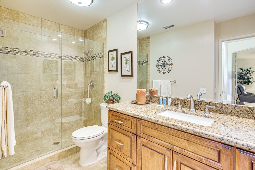 Community Pools & Golf Views: Palm Desert Condo!