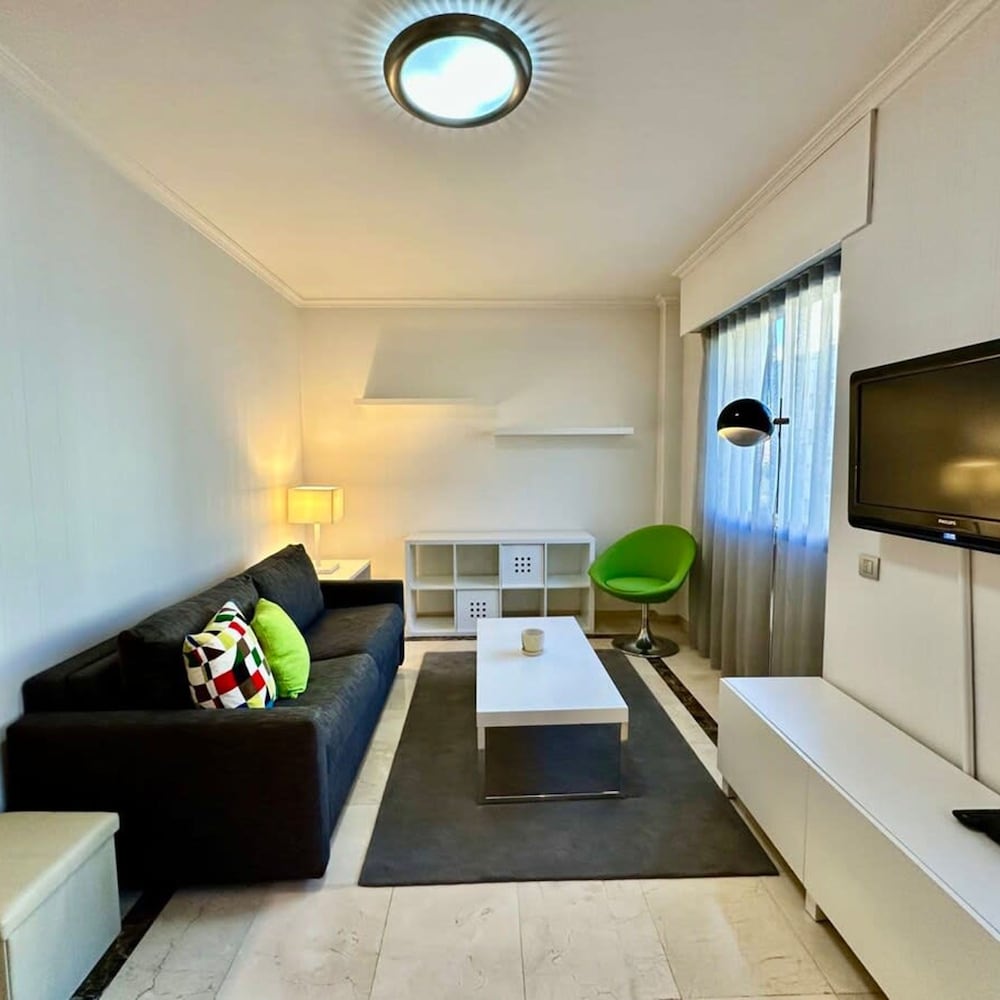 Engracia Square 1-bedroom Apartment in Chamber