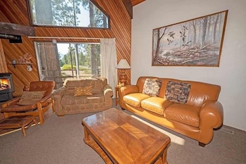 1360 Knoll Lane 3 Bedroom Home by RedAwning