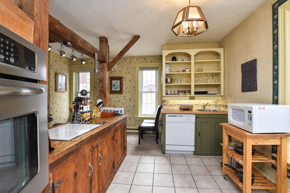 Brockville Vacations - The Noble Suites - Property Image 86