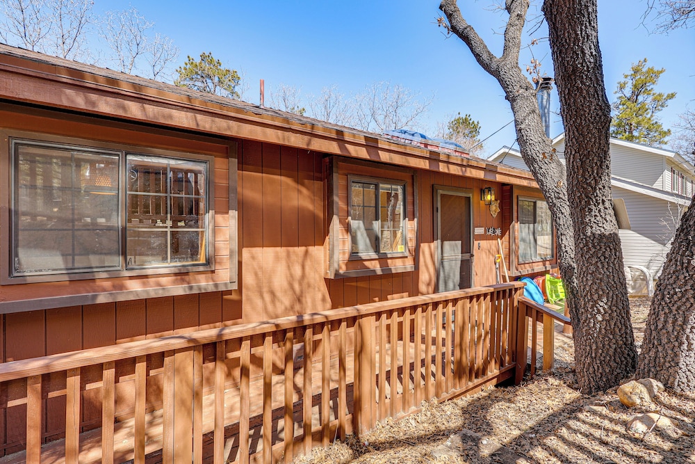 8 Mi to Big Bear Lake: Cabin w/ Deck & Fireplace