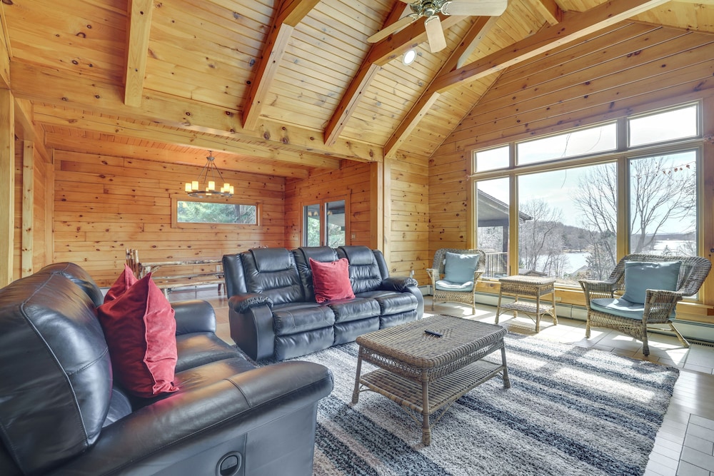 1 Mi to Lake Henry: Peaceful Poconos Cabin!