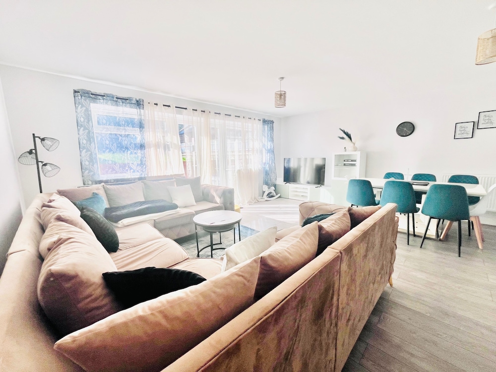 House - Sleeps 12 - Hot tub - Pool Table - Parking