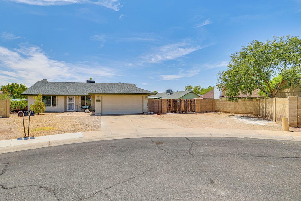 Welcoming Retreat w/ Pool & Patio in Peoria!