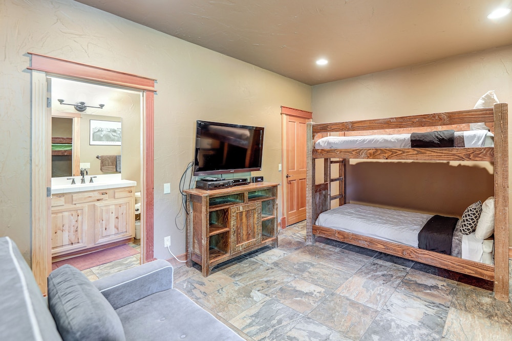 Ski-in/out, Hot Tub: Spacious Retreat in Whitefish