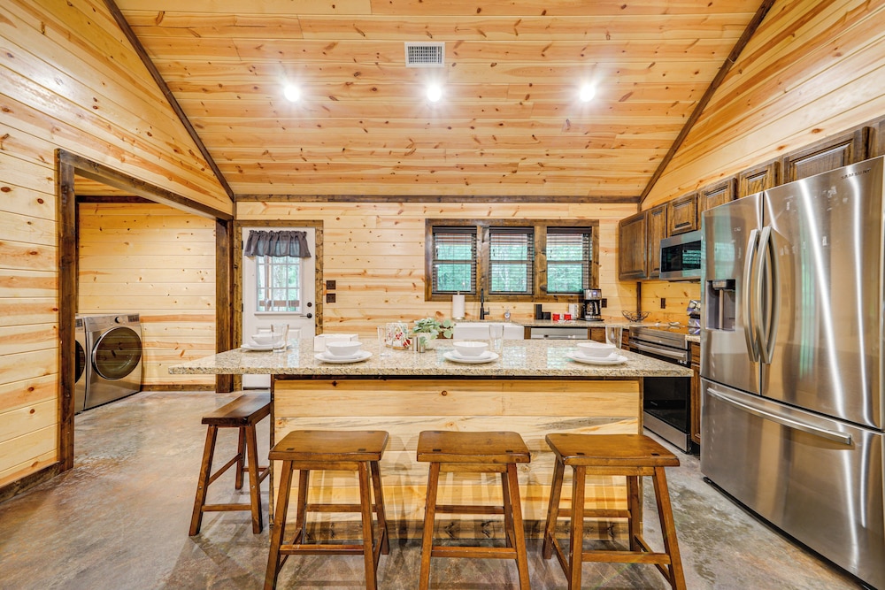 Broken Bow Cabin w/ Private Hot Tub: 14 Mi to Lake view 5
