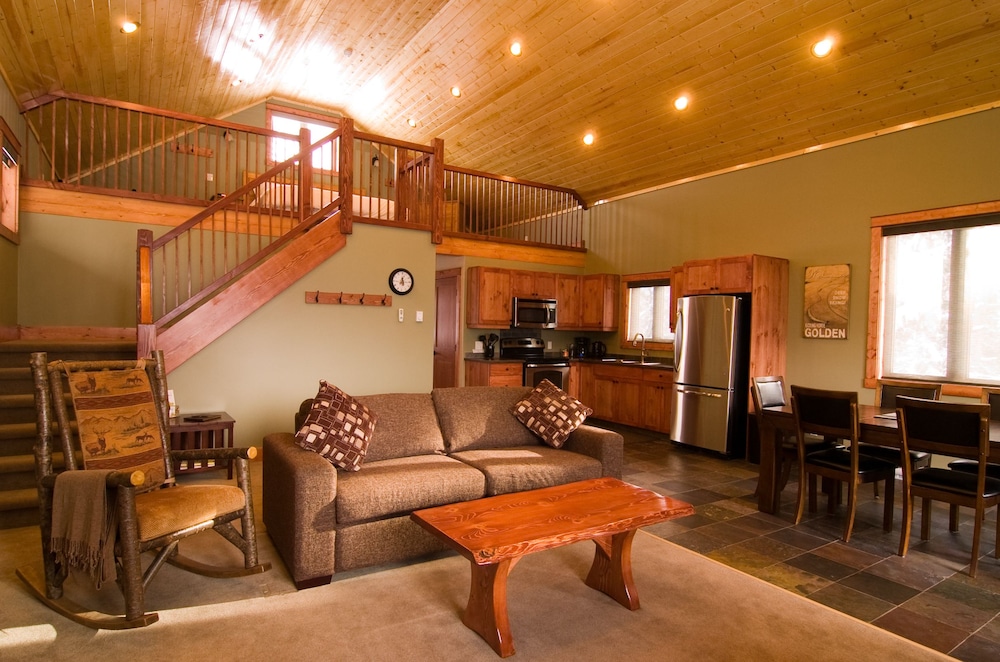 Cedar House Restaurant & Chalets