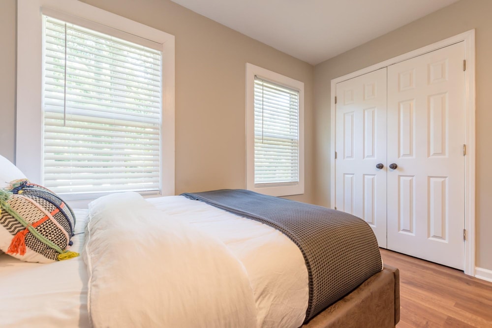 Beautiful Large Newly Renovated 5 Bedroom House view 4