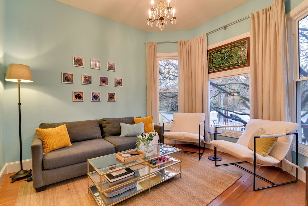 < 1 Mi to Moda Center: Walkable Portland Retreat!