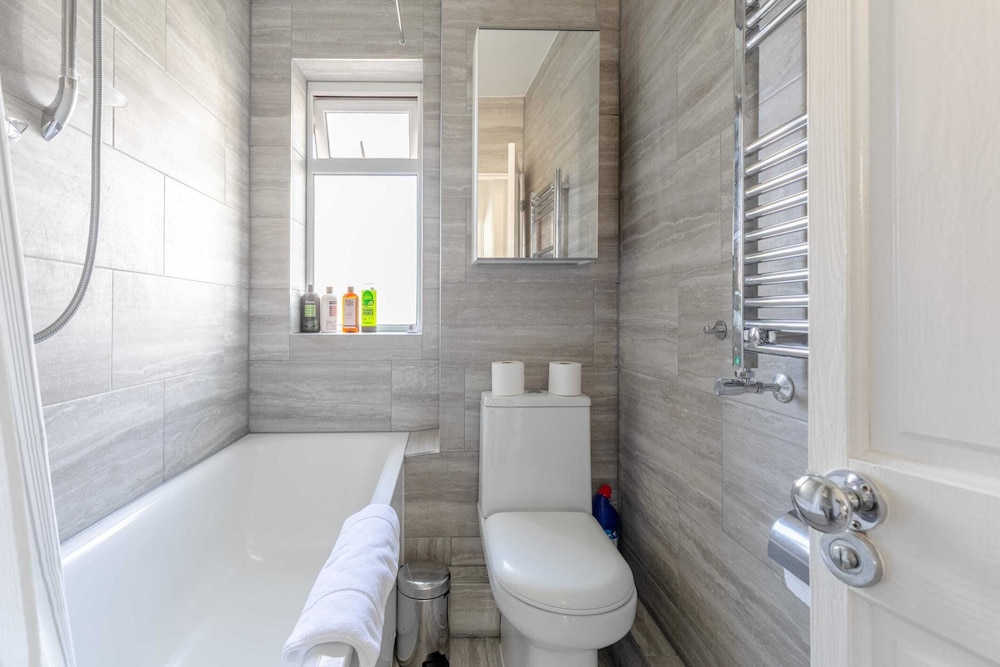 Serene 2BD Flat W/private Patio Old Street!