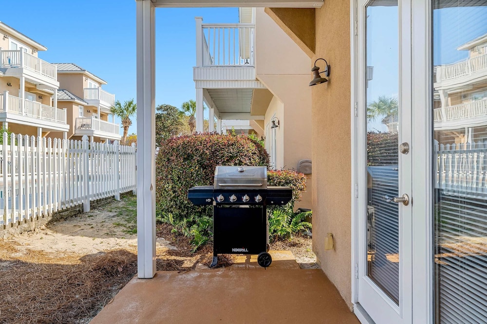 Palm Breeze Retreat Sleeps 10!