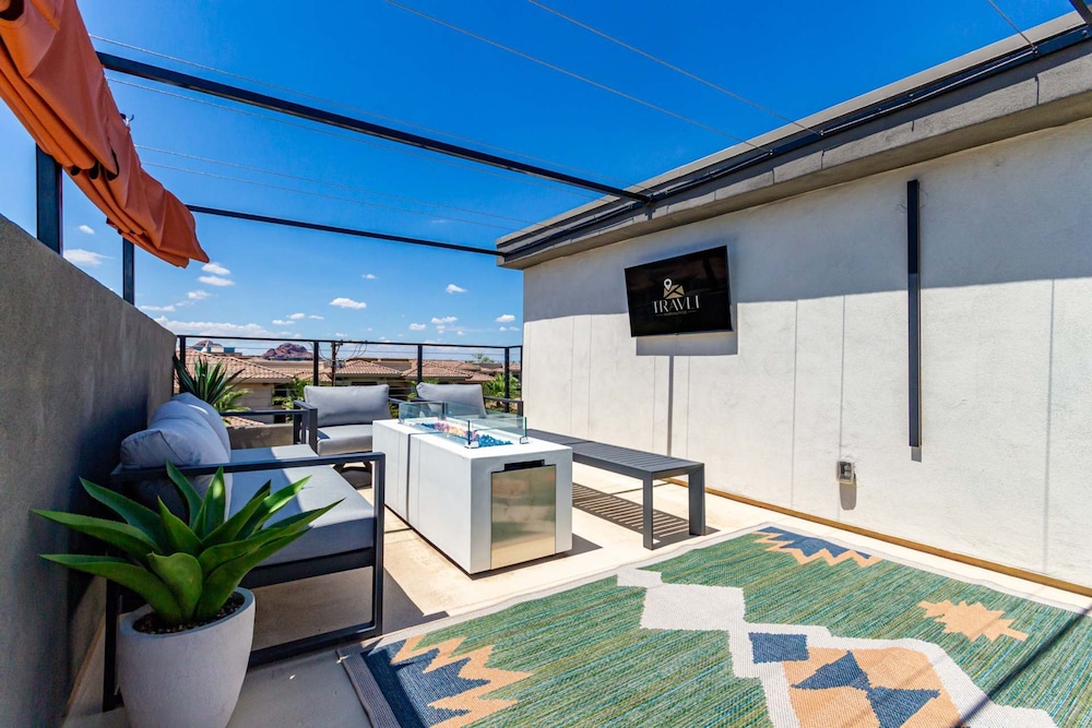 Papago Lux Townhouse 4level Oasis w Rooftop Lounge