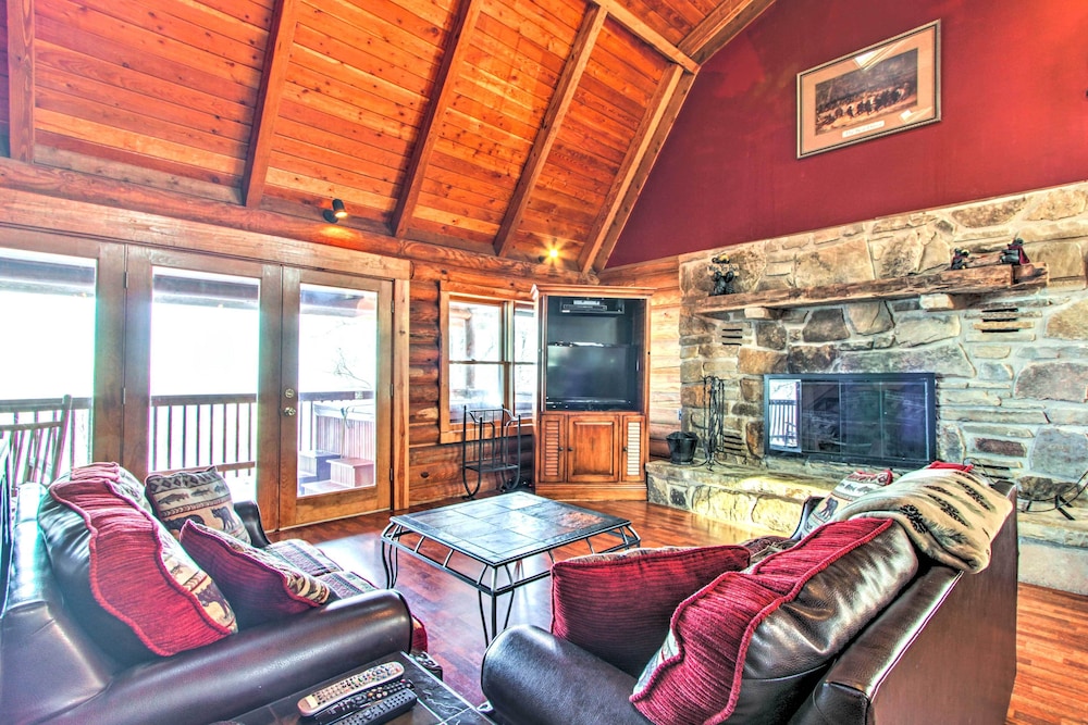 2 Mi to Ober Mtn: Hot Tub & Deck at Cozy Cabin!