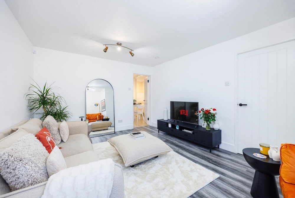 Stylish 3-bed Home in East London Free Parking