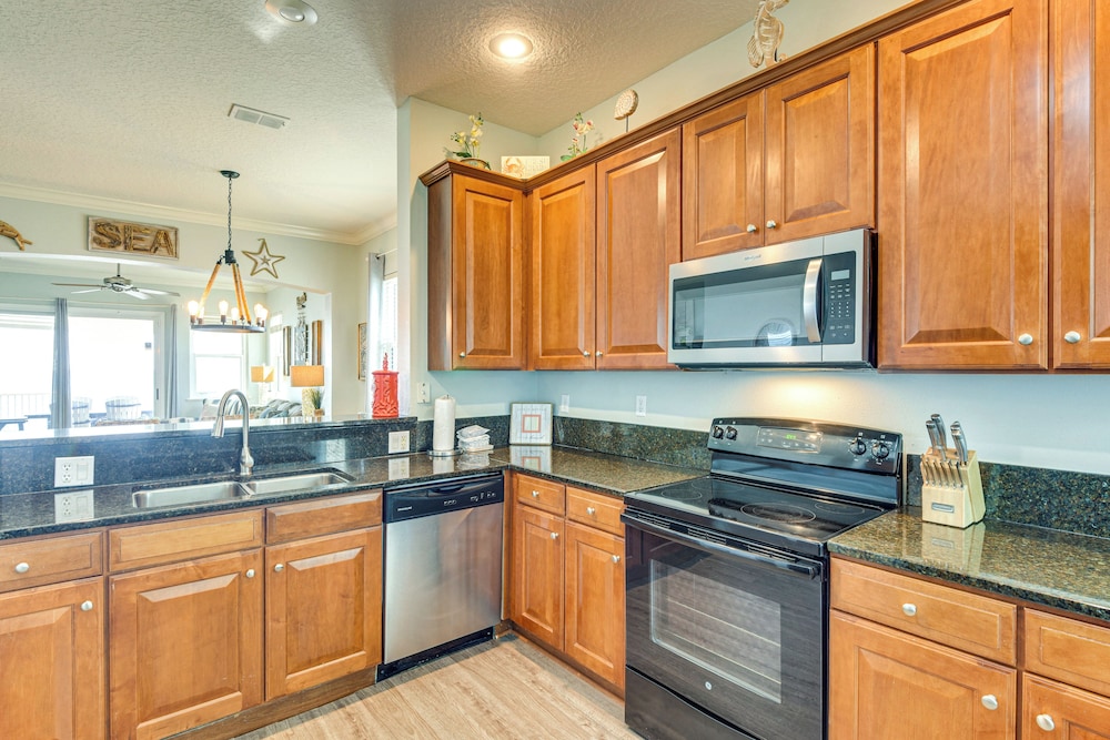 Steps to Beach: Palm Coast Escape w/ Resort Perks!