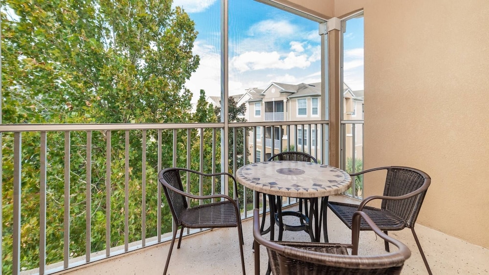 2 Massive Water Slides / Movie Theater / Fitness Center / Giant Kid's Splash Pad / Near To Disney 3 Bedroom Apts