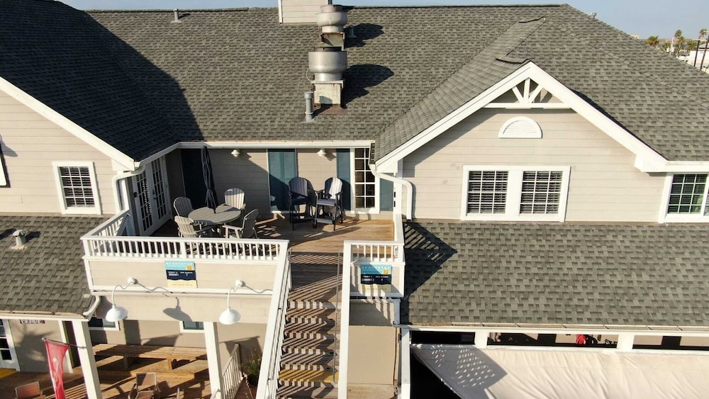 Dolphin at Trout Street Queen Suite w/ Kitchenette Marina-front + Patio
