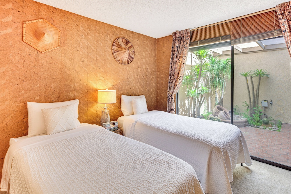 1 Mi to Shops on El Paseo: Condo w/ Pool Access!
