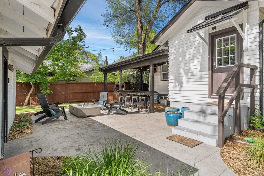 CSU Hideaway King Bd, Backyard Oasis, EV Charger