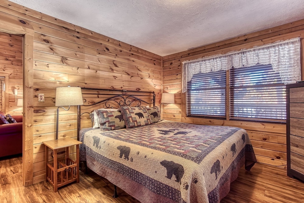 Er102 - Barbara Great Location! Close To Town 2 Bedroom Cabin by RedAwning view 5