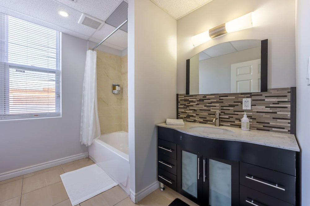 Modern 1BR Getaway Walk to Niagara Falls