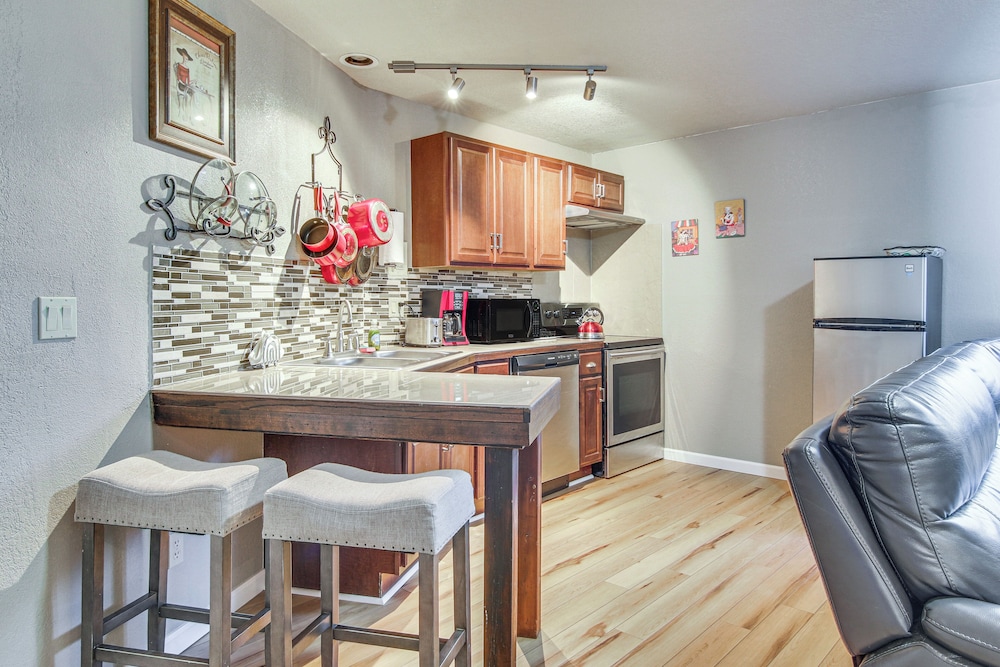 Private Hot Tub, 4 Mi to Usafa: Cozy Apartment!