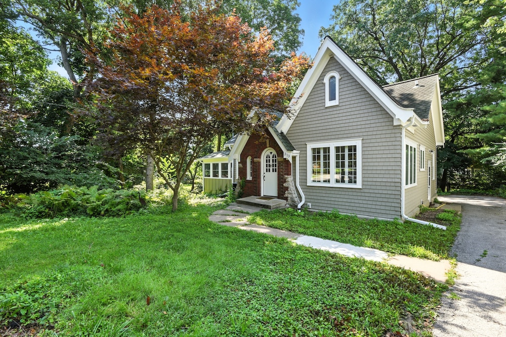 Charming Manville Heights Cottage Retreat 3 Bedroom Home