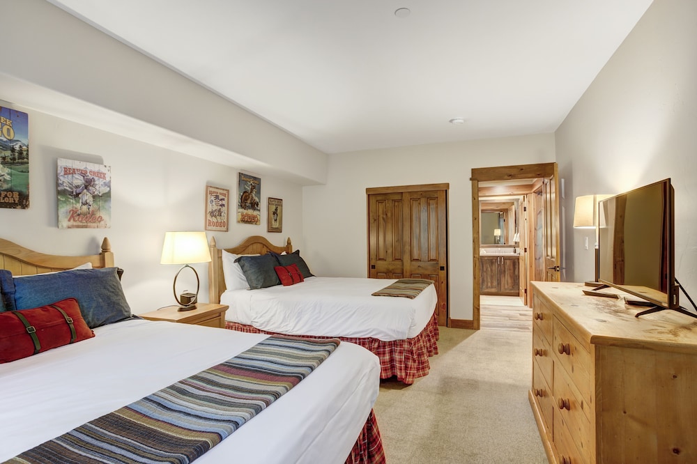 Premium 2 Bedroom Condo in Arrowhead Village! 2 Condo