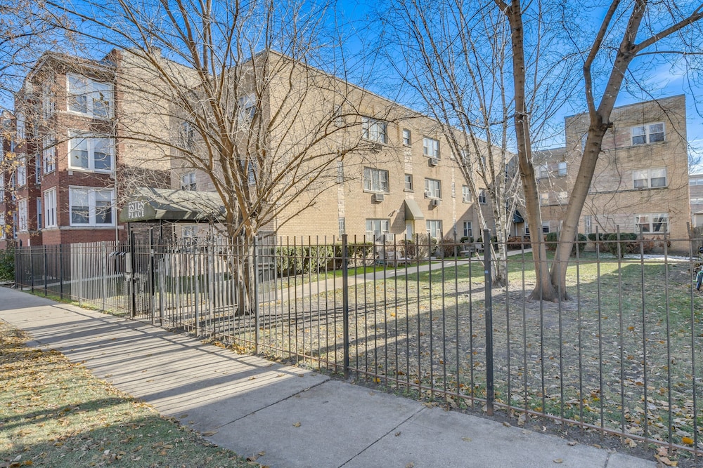 Chicago Vacation Rental Condo: 11 Mi to Downtown view 3