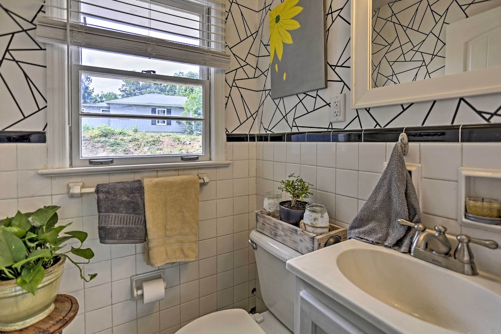 Family-friendly Escape ~ 6 Mi to City Center!