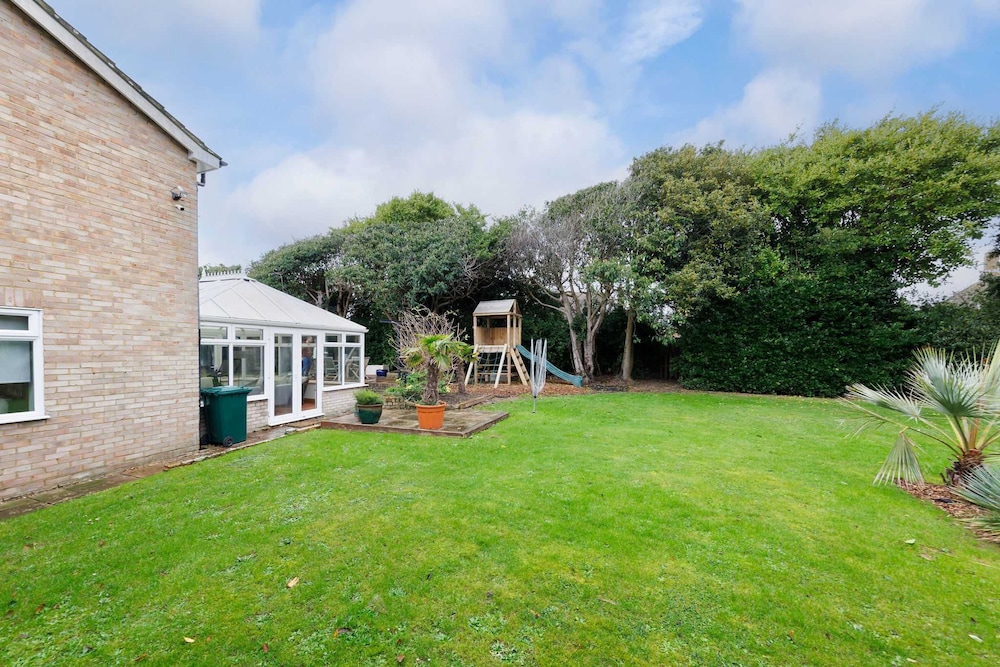 Stylish 4 Bed Home Close to Beach