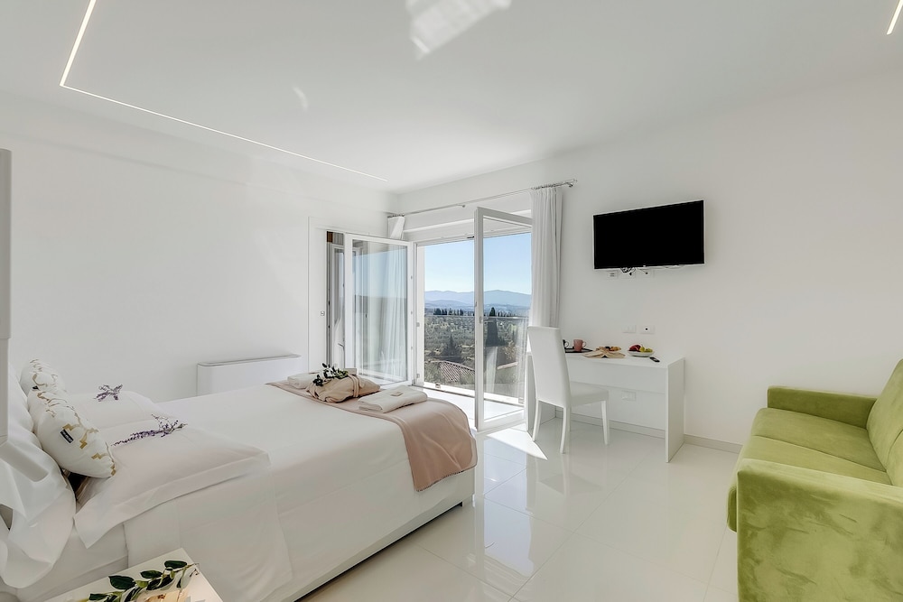 Villa Chimera White With Panoramic Pool
