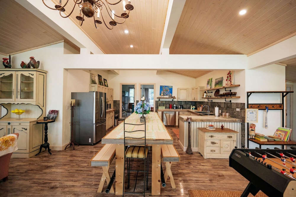 Bright Spacious Chalet on Lake Huron - Private