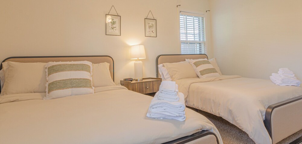 Relaxing 3BR Getaway with Pool and games