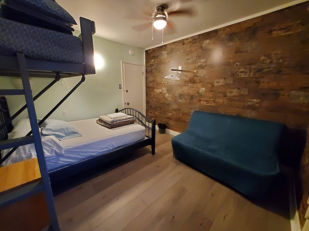 Levis Vacations - Auberge Jeunesse LouLou's Backpacker Hostel - Property Image 80