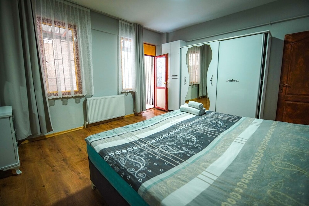 Yaghane Apartments