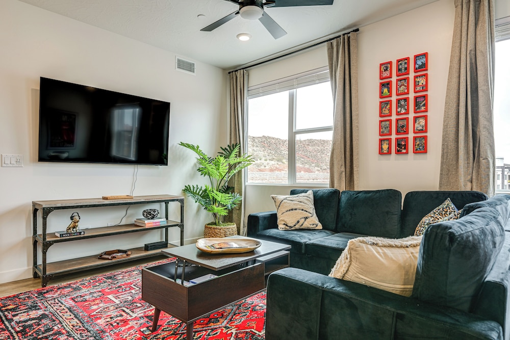 25 Mi to Zion: Rock 'n' Roll Condo w/ Mtn View!