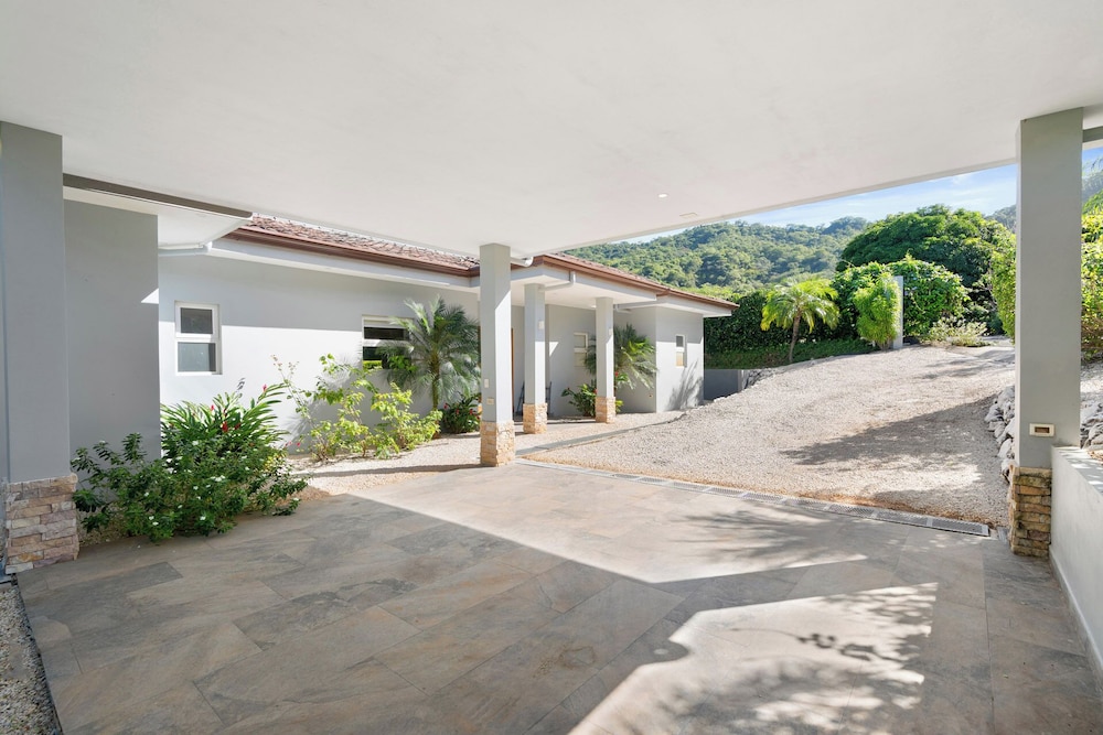 Luxurious Home with Bright, Modern Design and Private Infinity Pool in High-End Community