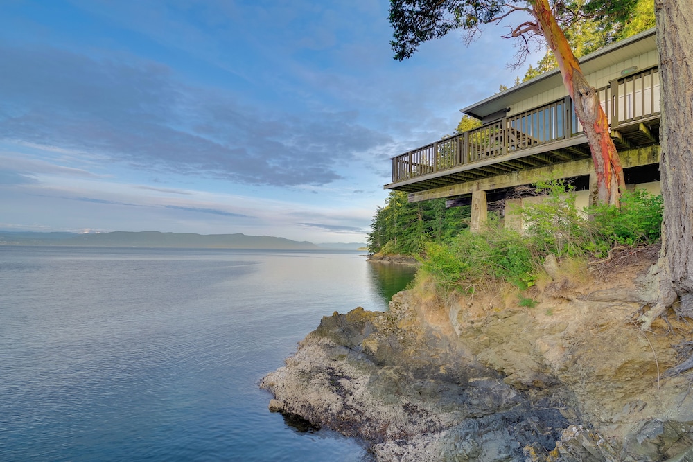 2 Blocks to Puget Sound Beach: Lummi Island Home